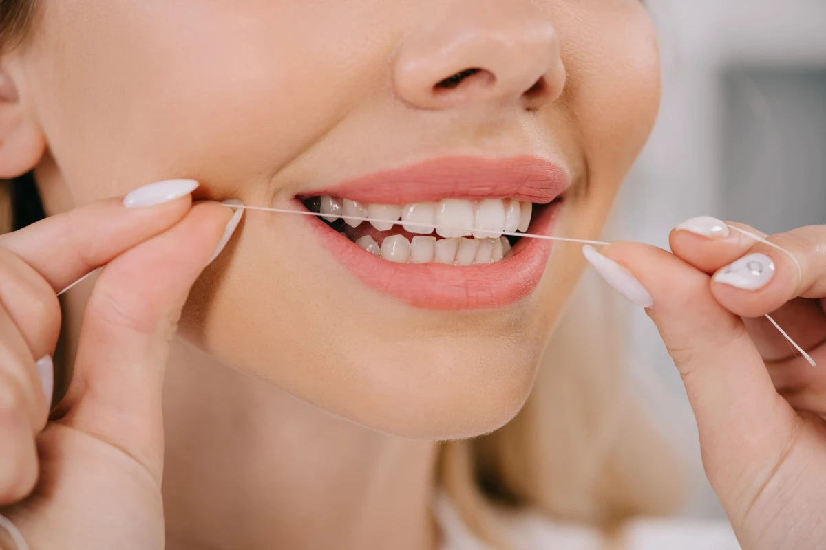 نحوه استفاده از نخ دندان؛ چگونه نخ دندان بکشیم؟